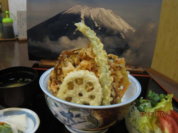 富士山をバックに