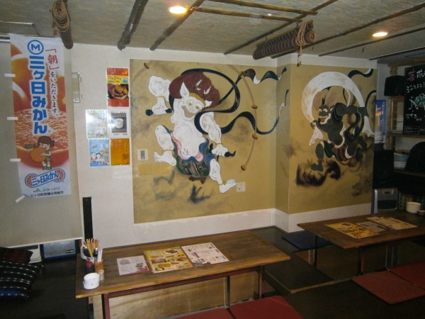 風神雷神図が印象的な店内