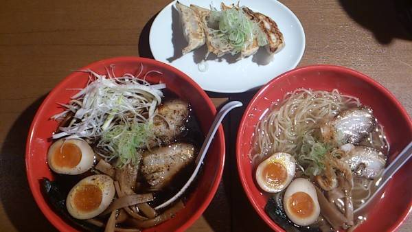 ブラックラーメン、白えびラーメン、餃子