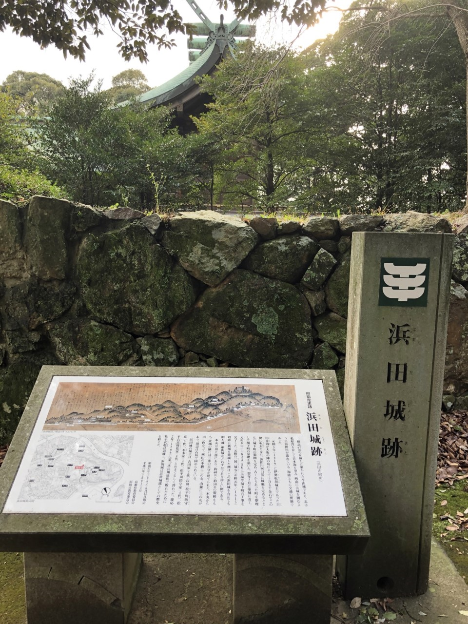 案内板の奥に護国神社があります
