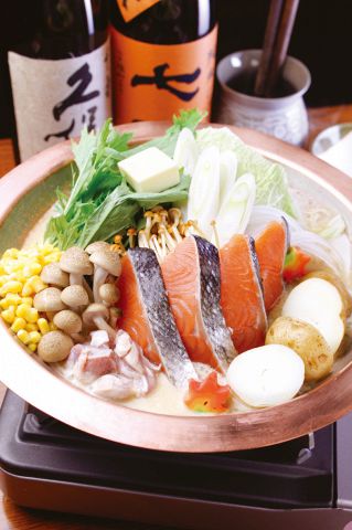 北海道といえば石狩鍋！
北海道産の鮭と野菜でほんのり甘い。
味の決め手はバターとコーン！