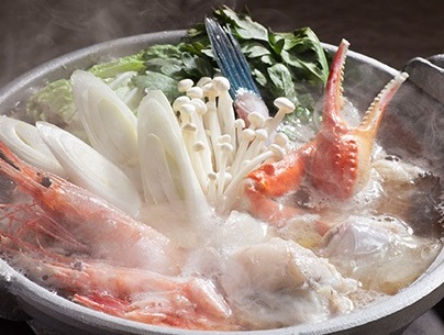 ずわい蟹、甘海老、河豚など海の幸を贅沢に使った海鮮鍋