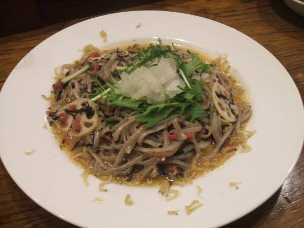 季節のパスタ　十六穀麺を使用した「揚げジャコとカリカリ梅の和風パスタ」　さわやかな風味です