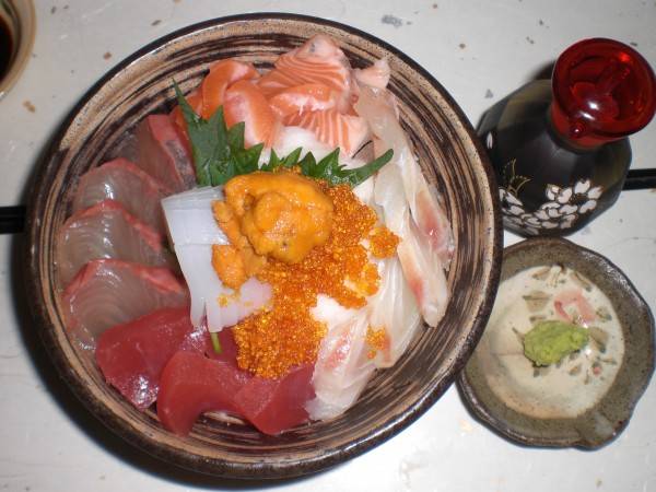 新鮮な地魚と自家精米を使った”海鮮丼”。お腹もココロも大満足～♪♪