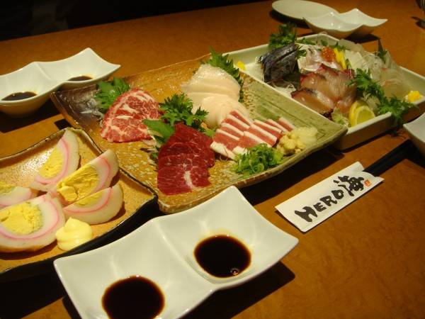 熊本名物の馬刺しと旬の刺身と牛深名物ばくだん