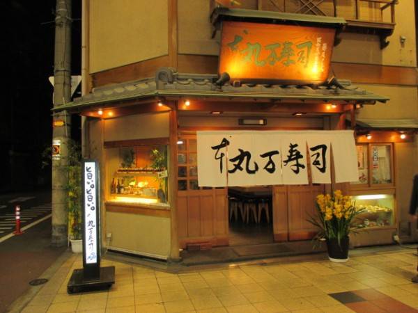 商店街の中にあります。