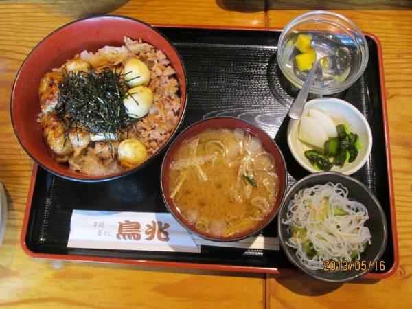 ランチの看板メニュー　焼き鳥丼　