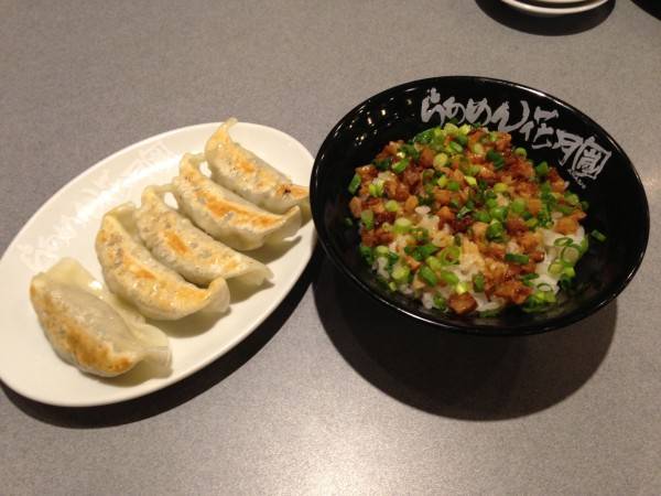 史上最強のﾗｰﾒﾝのお供！　ﾆﾝﾆｸ豚めし＆餃子