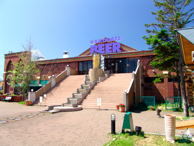 夜にはライトアップも