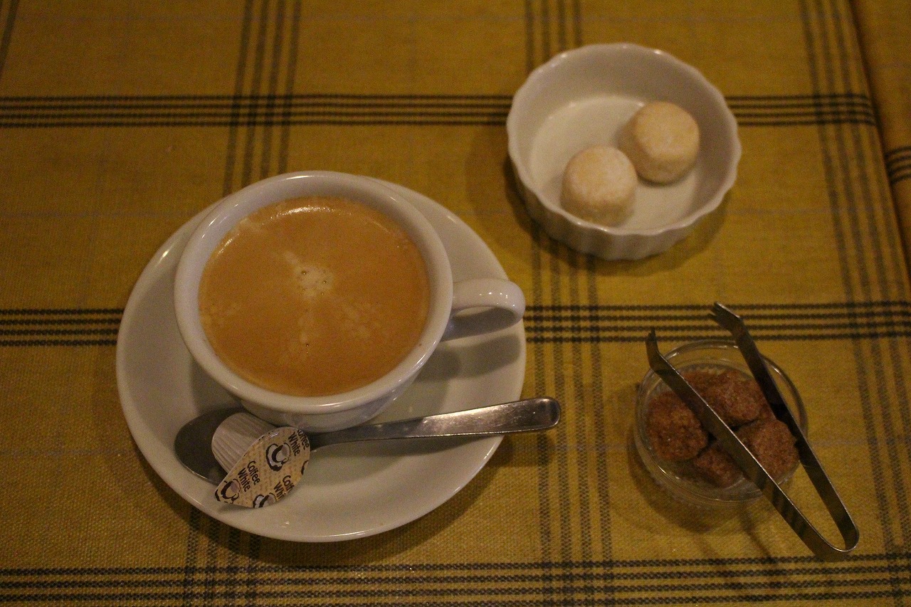 アンダルシア地方のお菓子『ポルボロン』とコーヒー