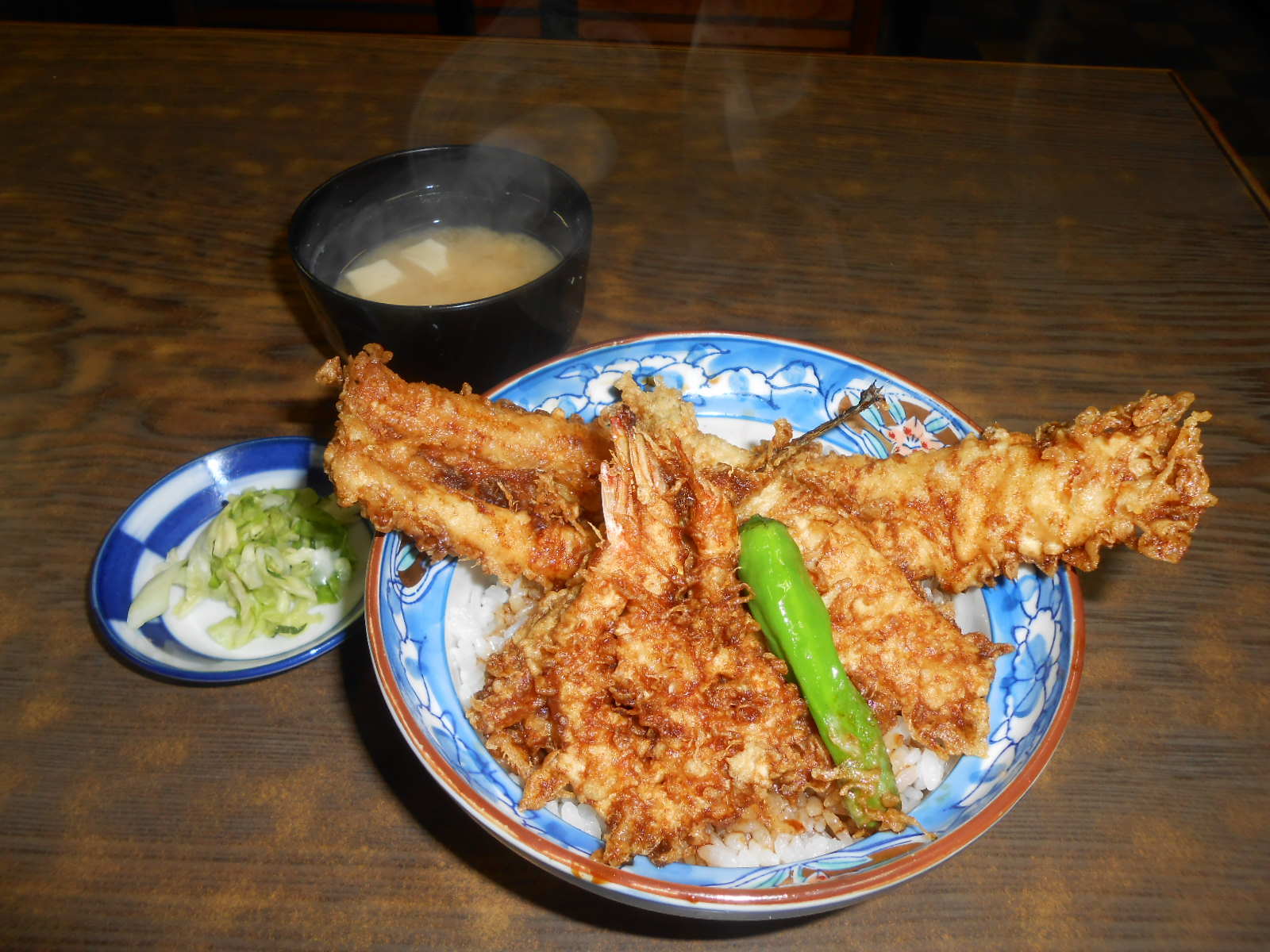 天丼にはお味噌汁・お新香付きです