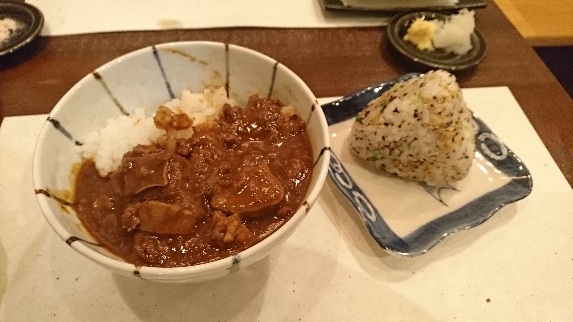 牛タンカレーと揚げ玉入りたぬきむすび♪
お肉がとろける…