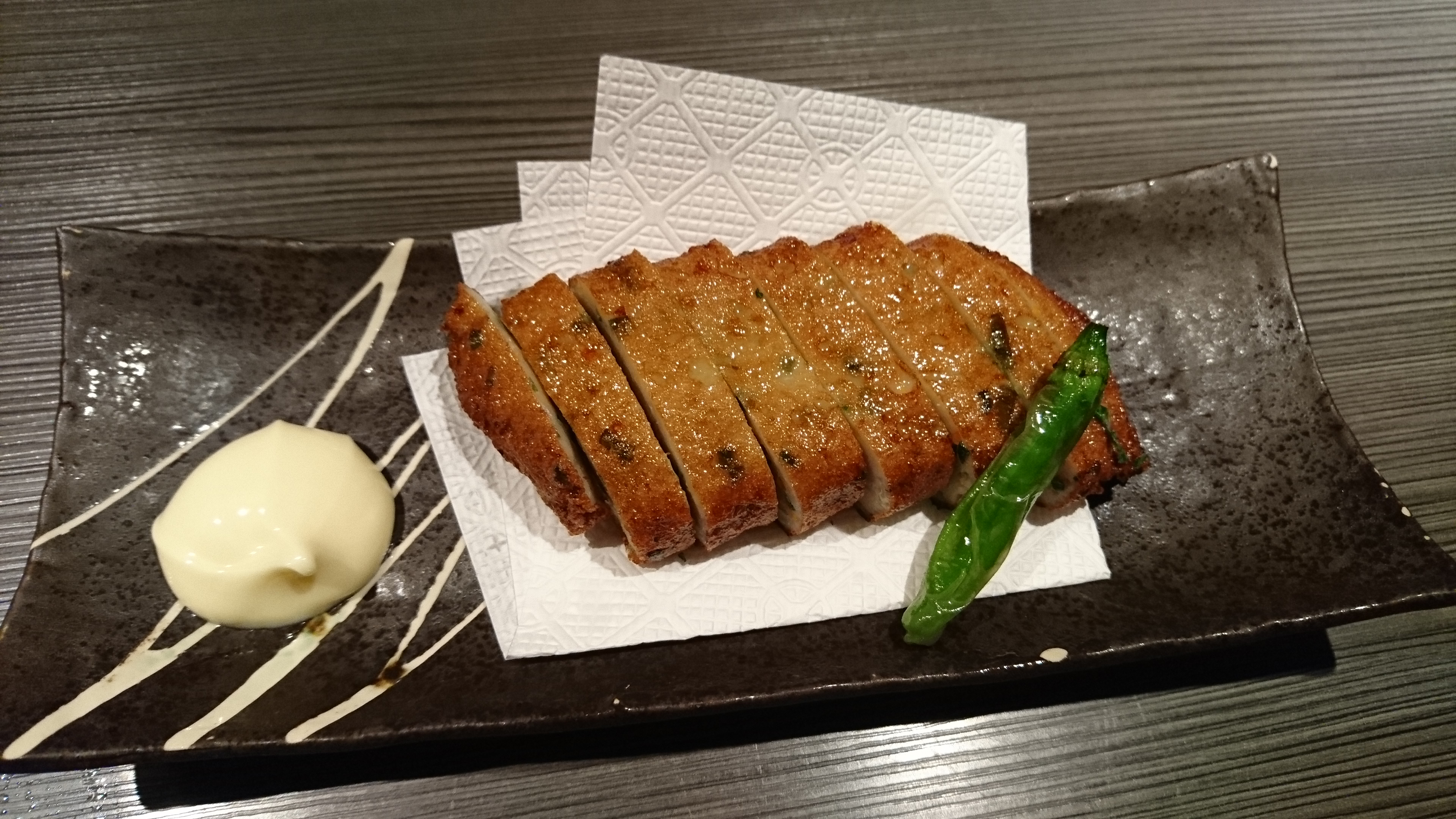 地魚すりみ揚げ
揚げたて、あつあつで美味しい～おつまみにもピッタリ！！