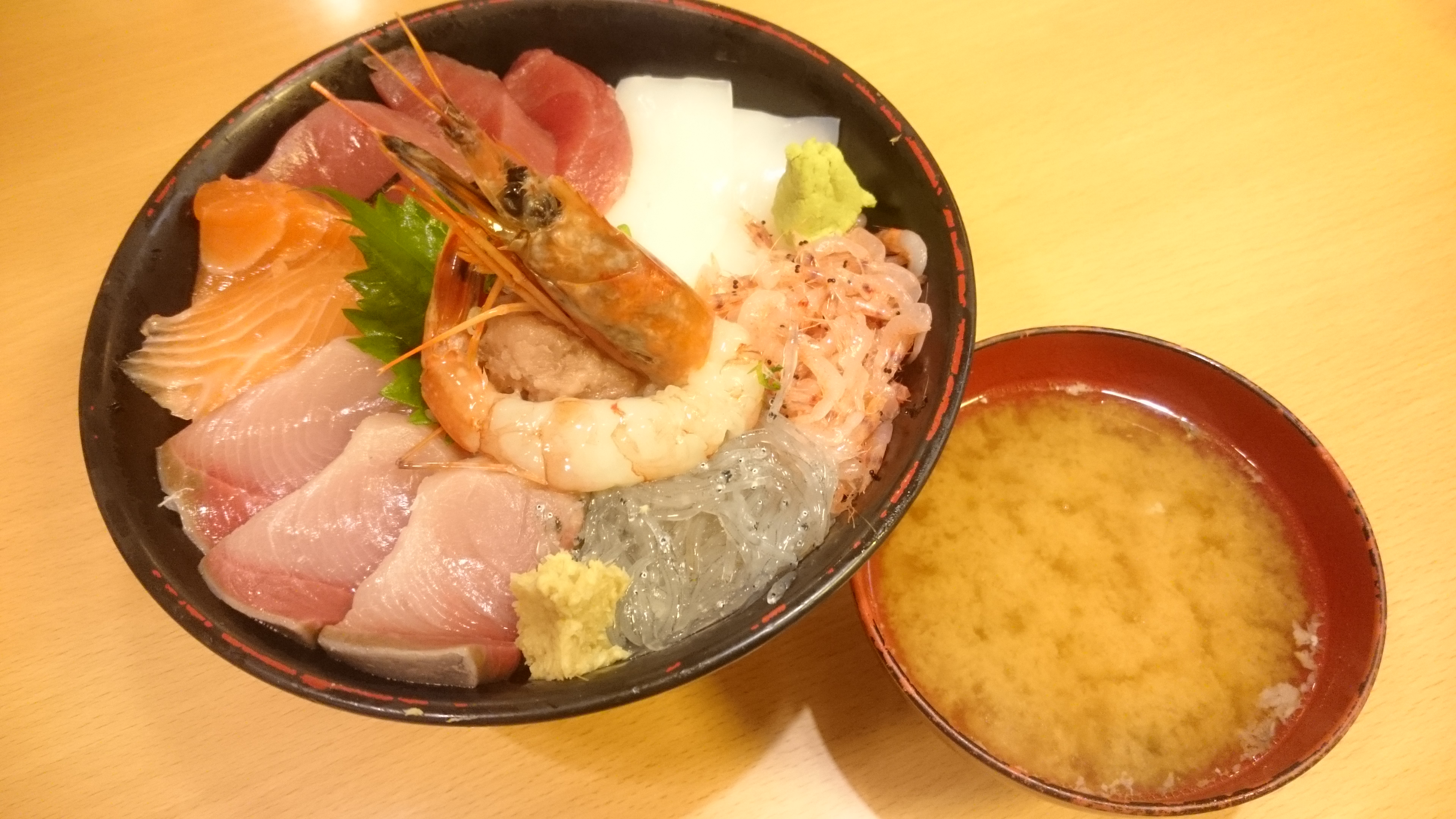 魚河岸丸天丼。あら汁もおいしいですよ～