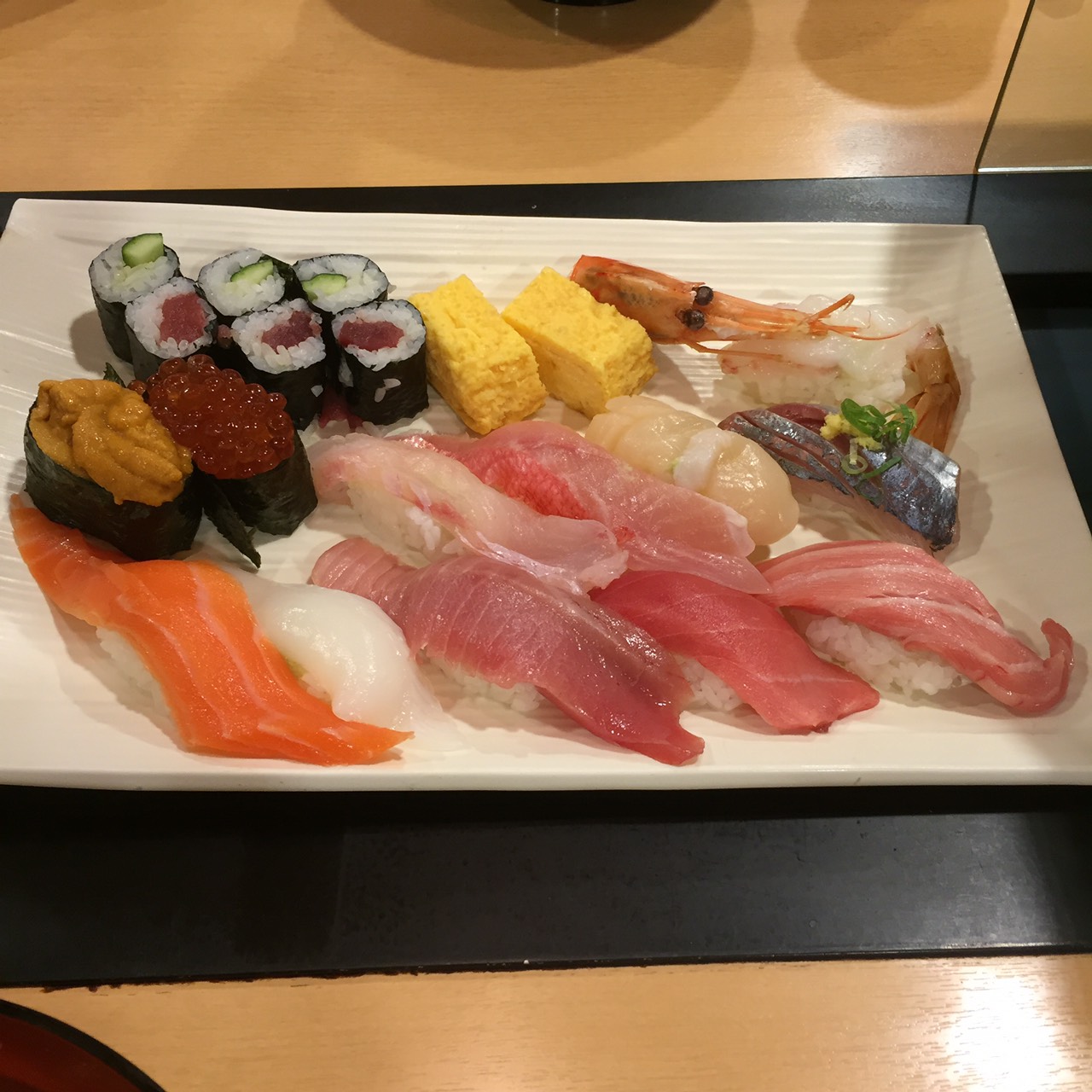 魚がしセット(\3,400+税)はネタが大きく、毛ガニの味噌汁と穴子一本握りも付いています。