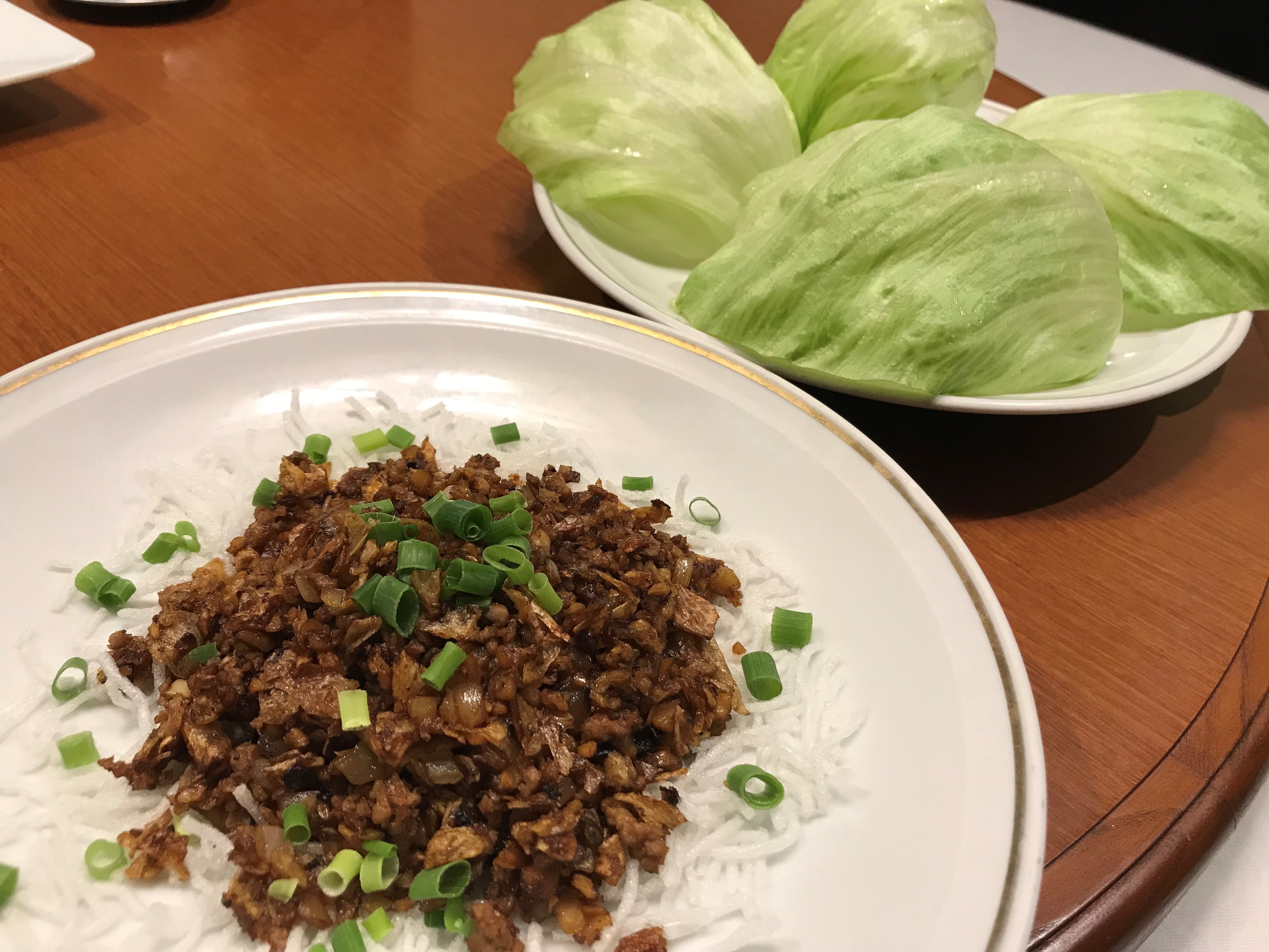 豚挽肉のレタス包み（シャキシャキレタスで食感が楽しいです）