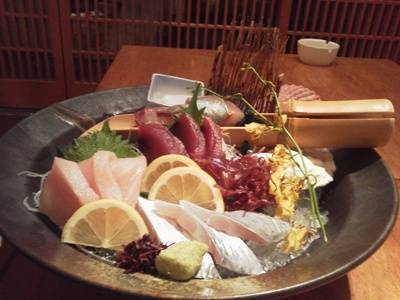 四季折々の旬の魚が出てくるお刺身は絶品!!! 本日のお魚は、シマアジ、カツオ、ハマチ、タチウオです。