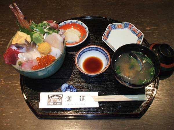 人気メニューの海鮮丼!