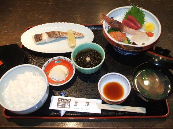 人気メニューの焼き魚お刺身定食!