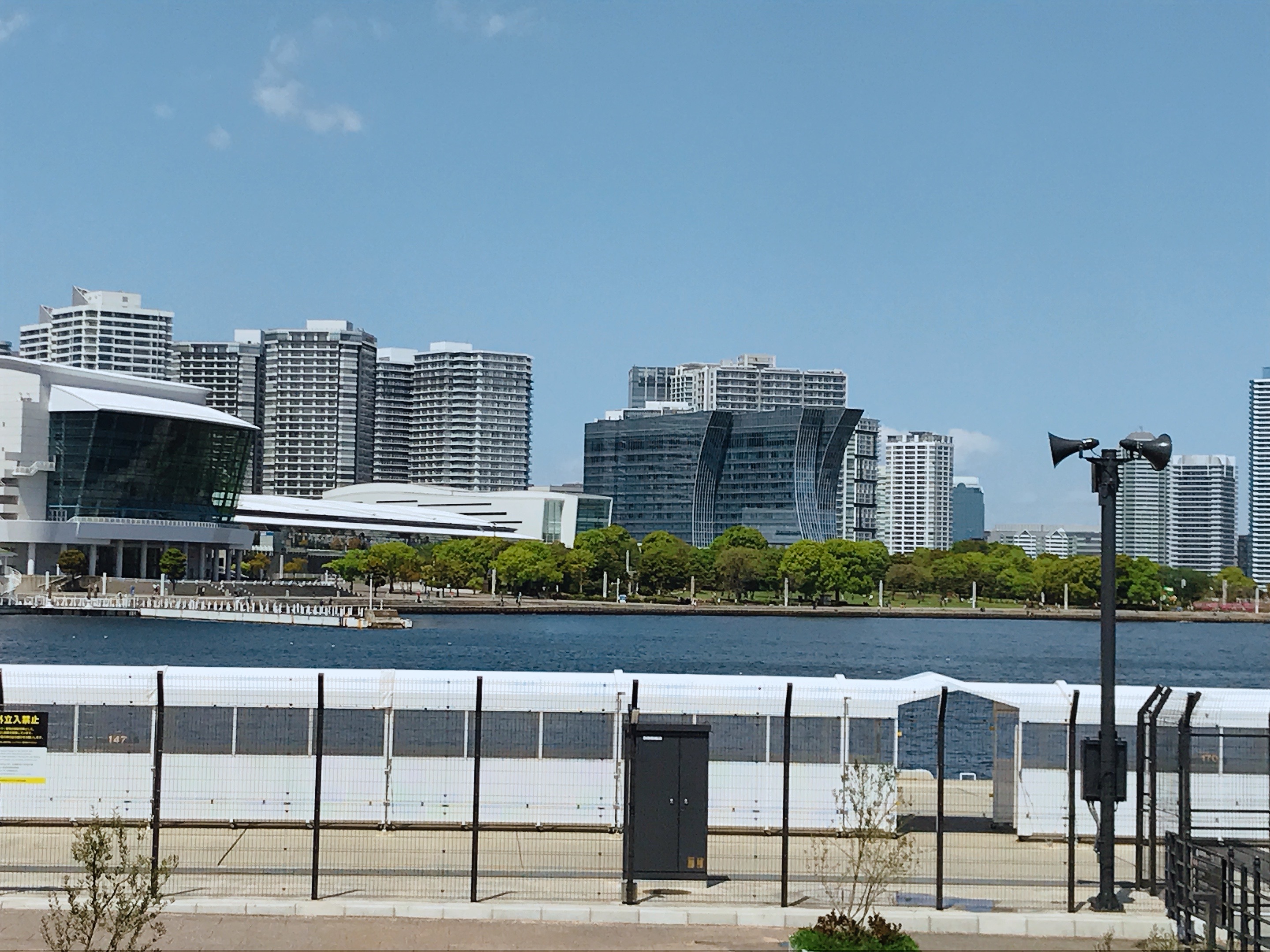 パシフィコ横浜の海側です