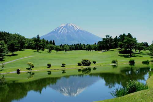 富士山を眺めてのティーショット