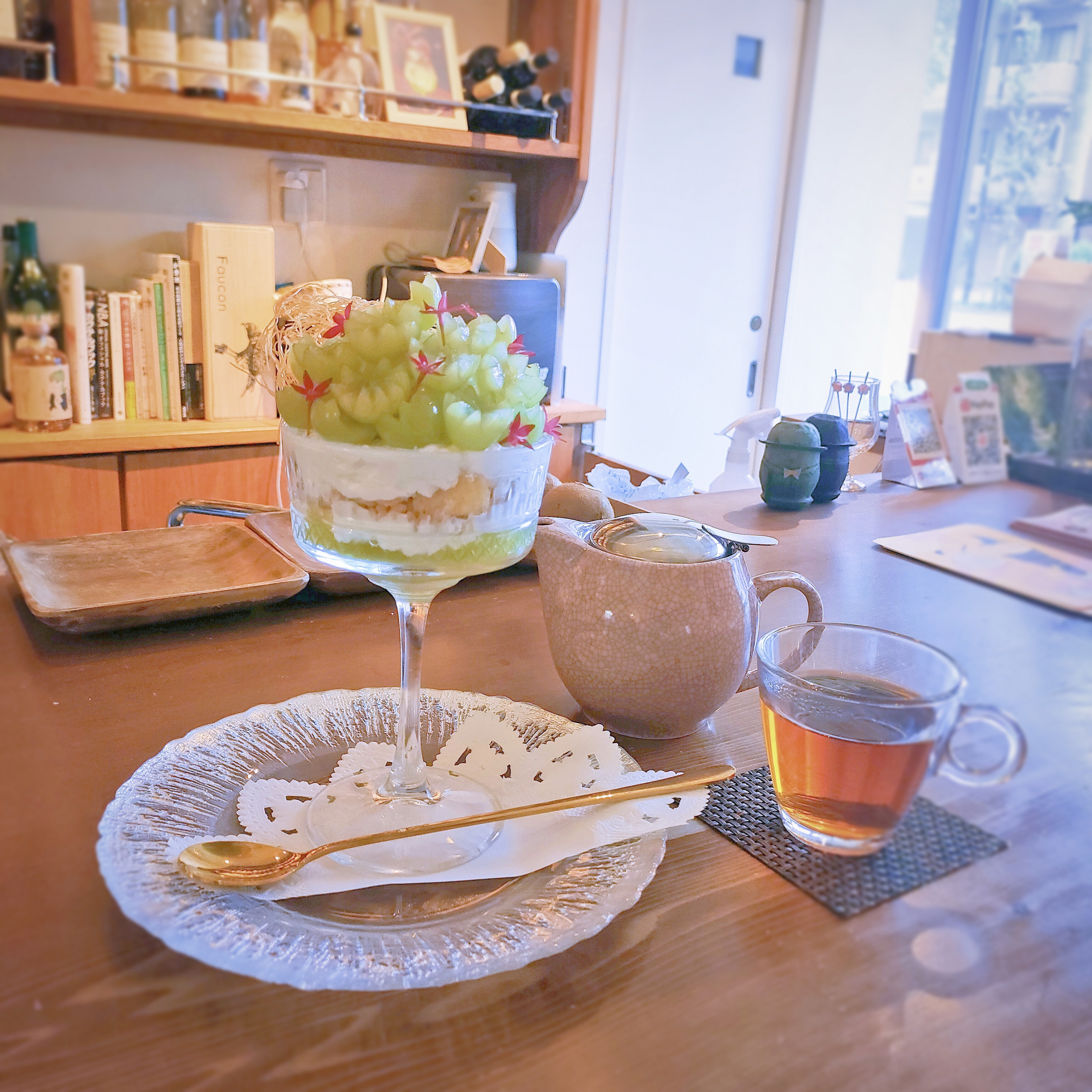 シャインマスカットのパフェと和紅茶