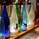 いろいろな種類の日本酒が並ぶ