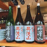 カウンターにも日本酒が・・・