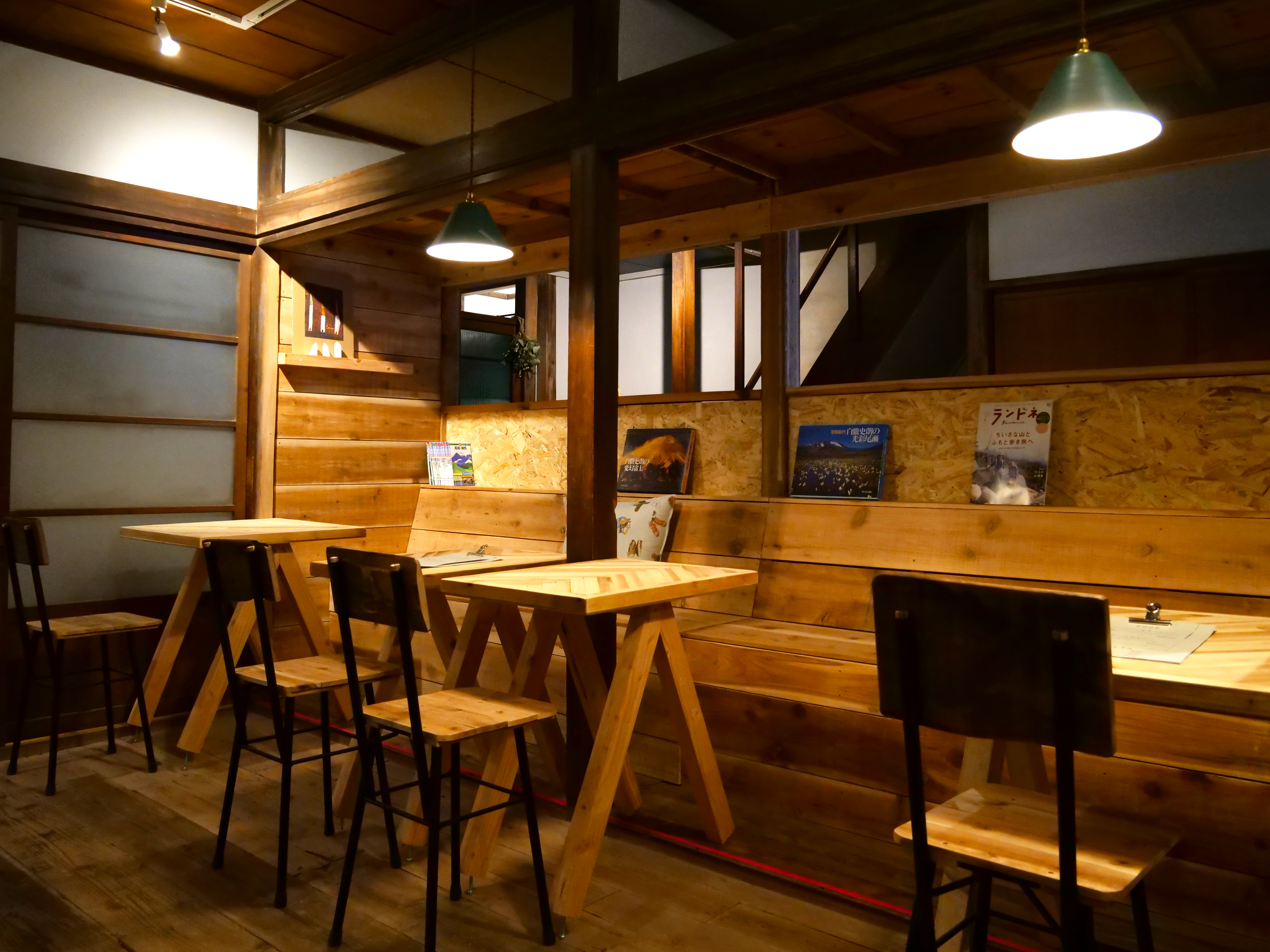 おしゃれな木彫の店内