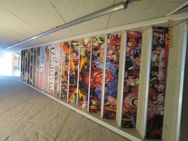 入口の階段には八戸三社大祭の写真が貼ってあります